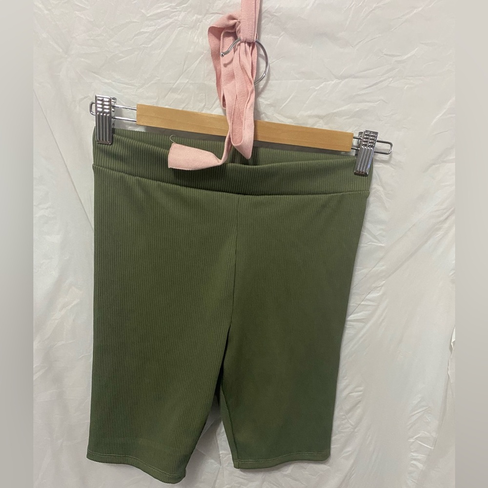 H&M Divided Ribbed Biker Shorts - Khaki Green - Size XS
EUC - Picture 3 of 7